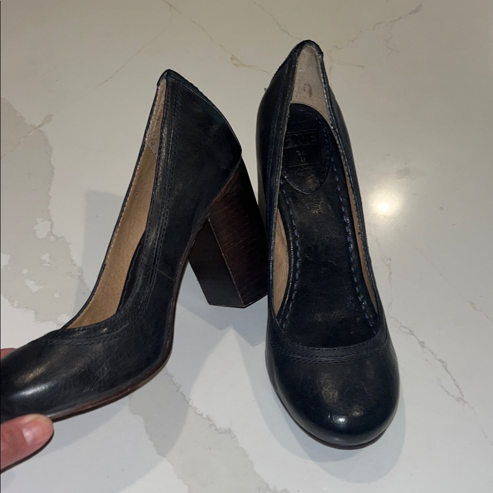 Elegant Navy Blue Leather Pumps